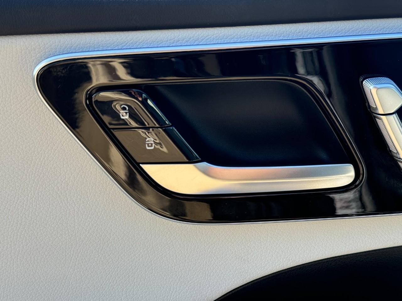 Mercedes-Benz C-Class Vehicle Full-screen Gallery Image 23