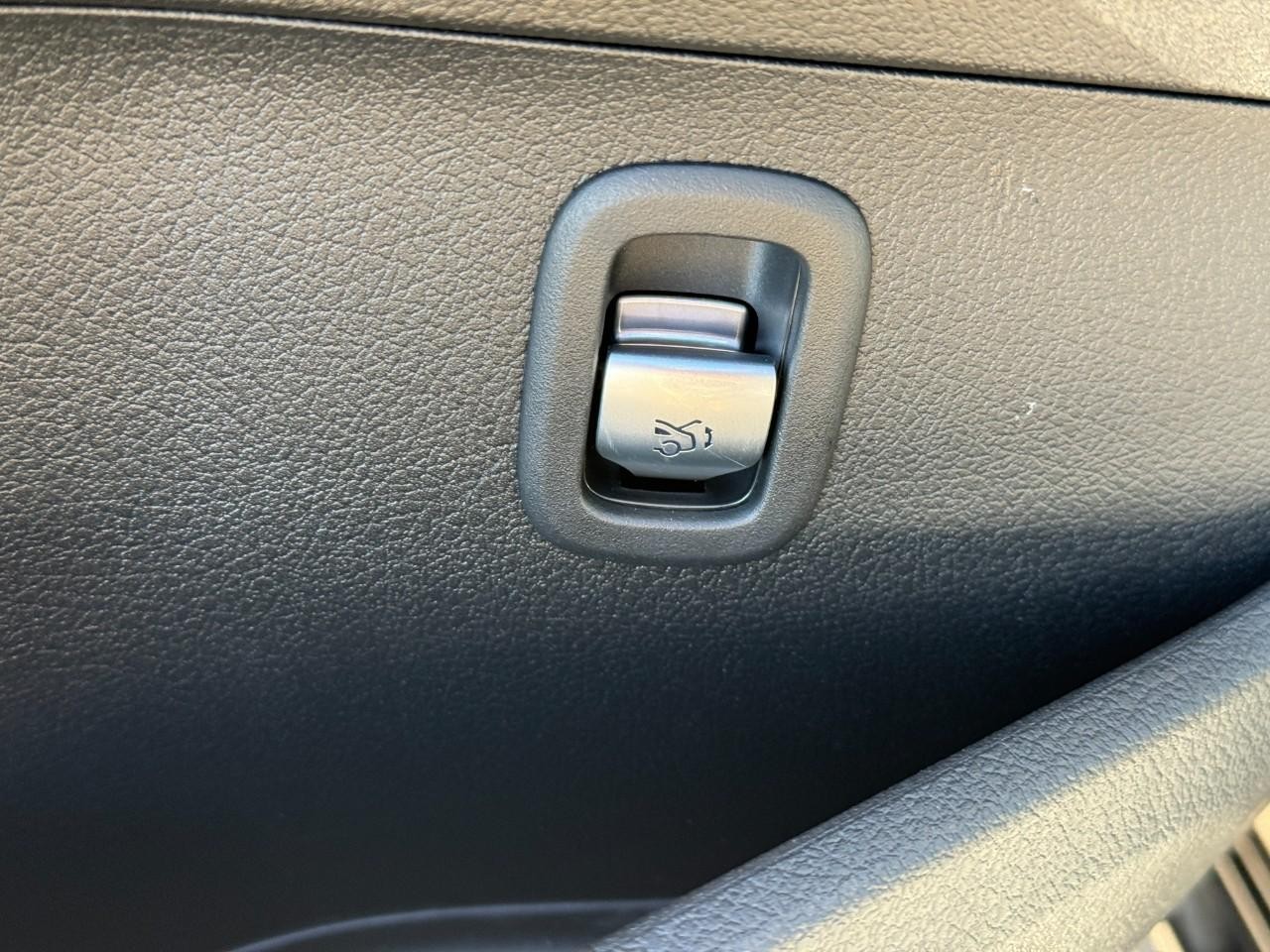 Mercedes-Benz C-Class Vehicle Full-screen Gallery Image 26