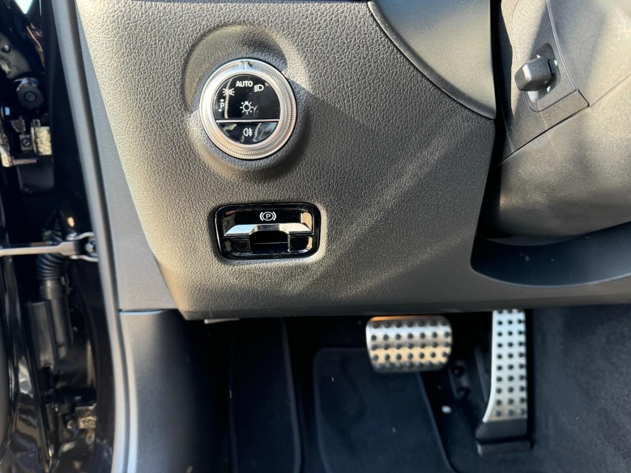 Mercedes-Benz C-Class Vehicle Full-screen Gallery Image 30