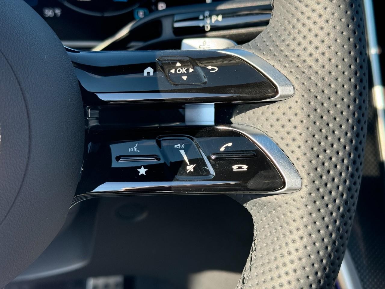 Mercedes-Benz C-Class Vehicle Full-screen Gallery Image 32