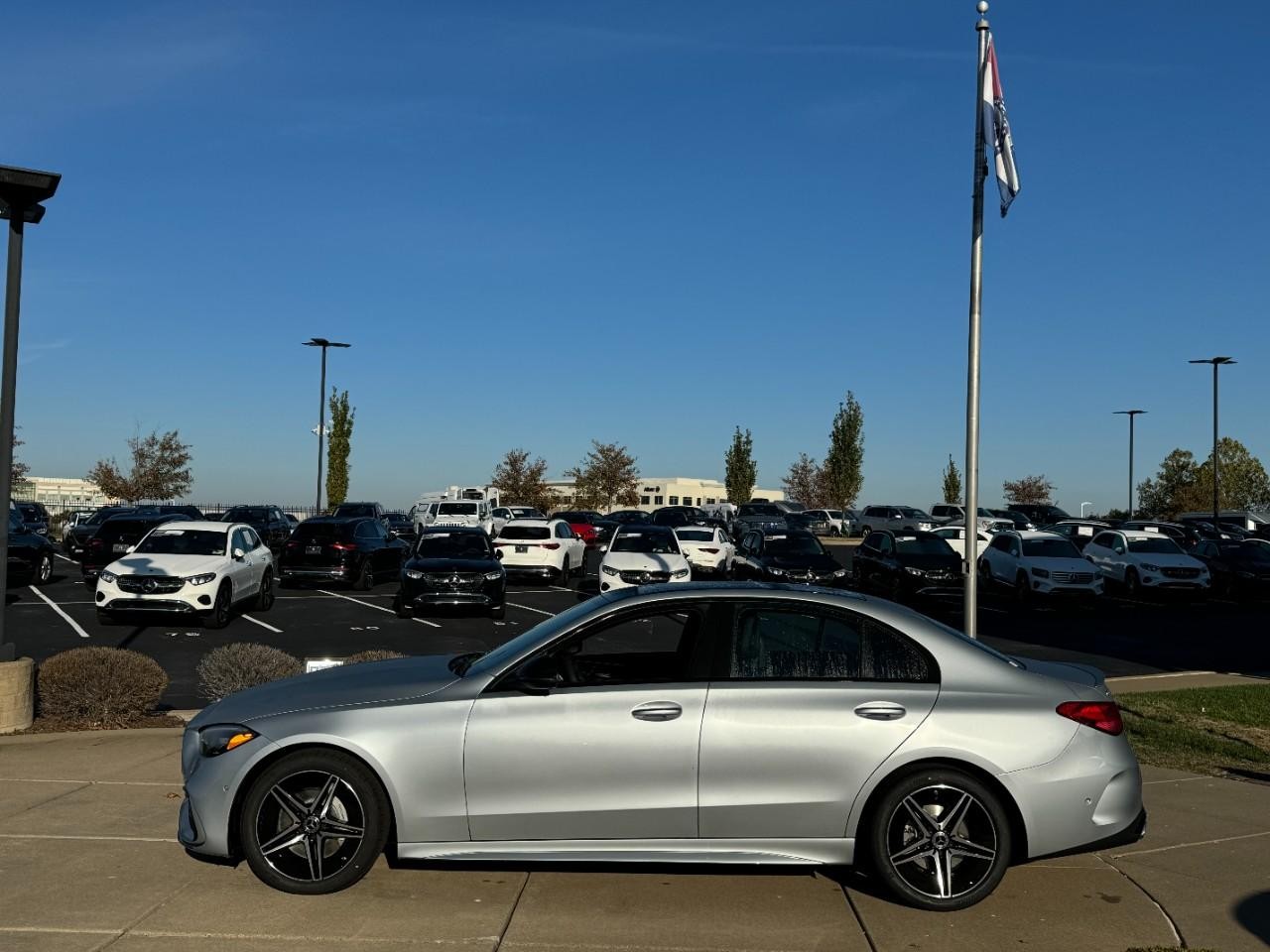 Mercedes-Benz C-Class Vehicle Full-screen Gallery Image 2