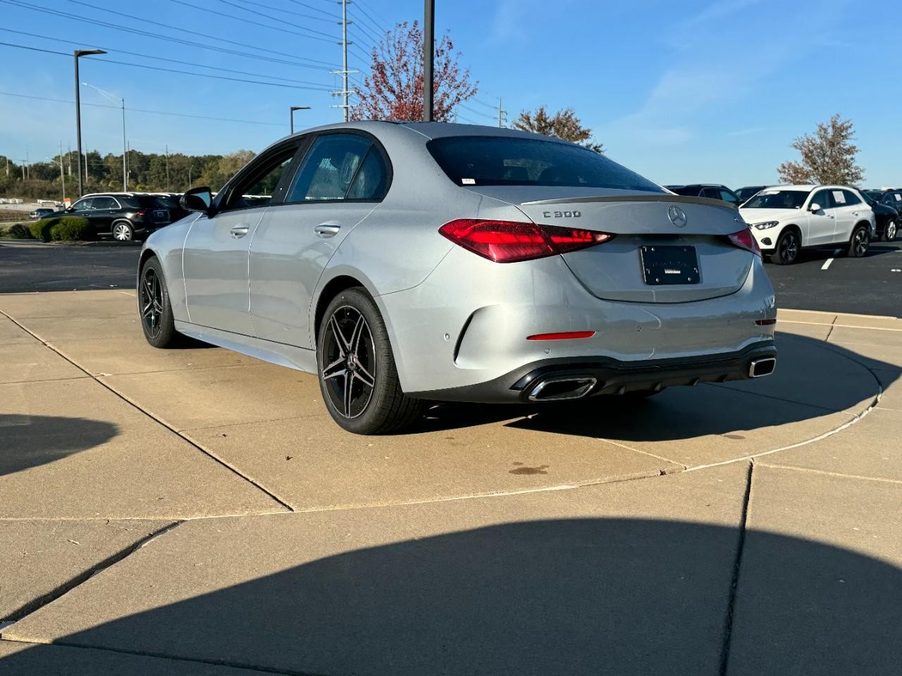 Mercedes-Benz C-Class Vehicle Full-screen Gallery Image 3