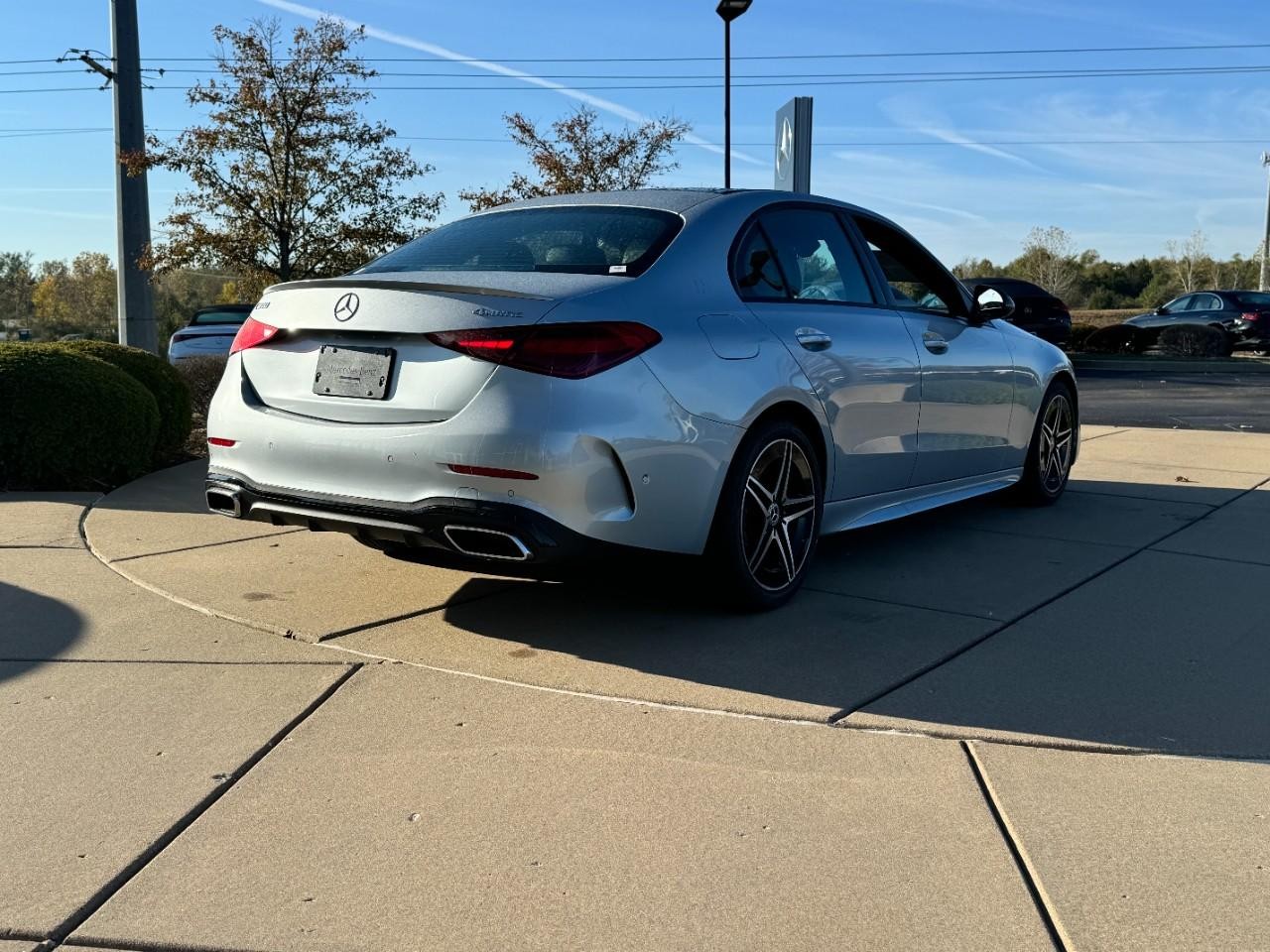 Mercedes-Benz C-Class Vehicle Full-screen Gallery Image 4