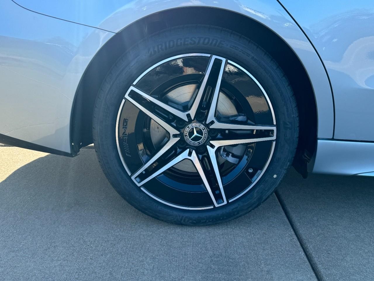 Mercedes-Benz C-Class Vehicle Full-screen Gallery Image 5