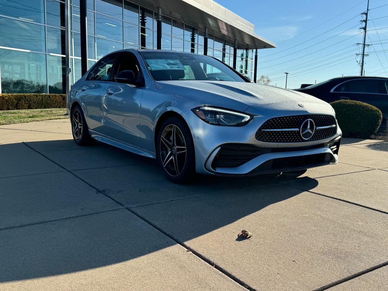 Mercedes-Benz C-Class Vehicle Full-screen Gallery Image 6