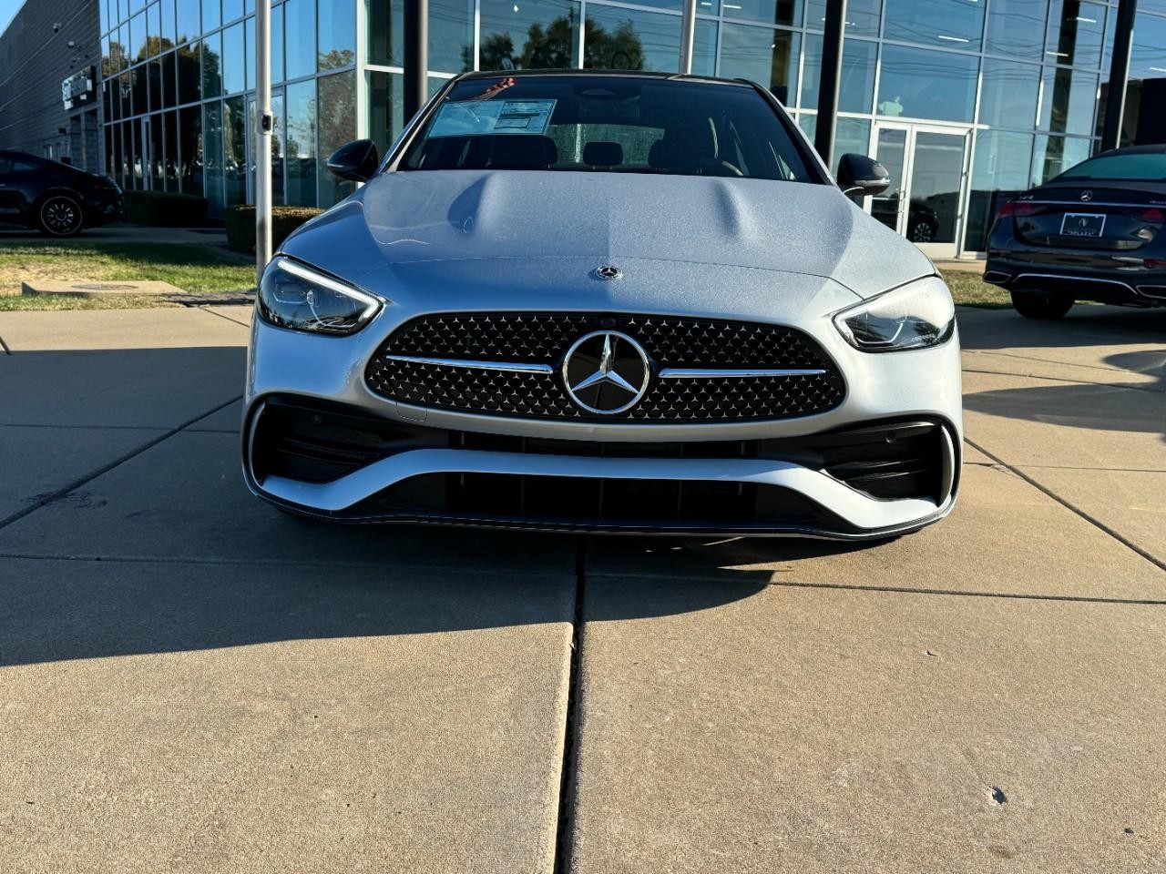 Mercedes-Benz C-Class Vehicle Full-screen Gallery Image 7