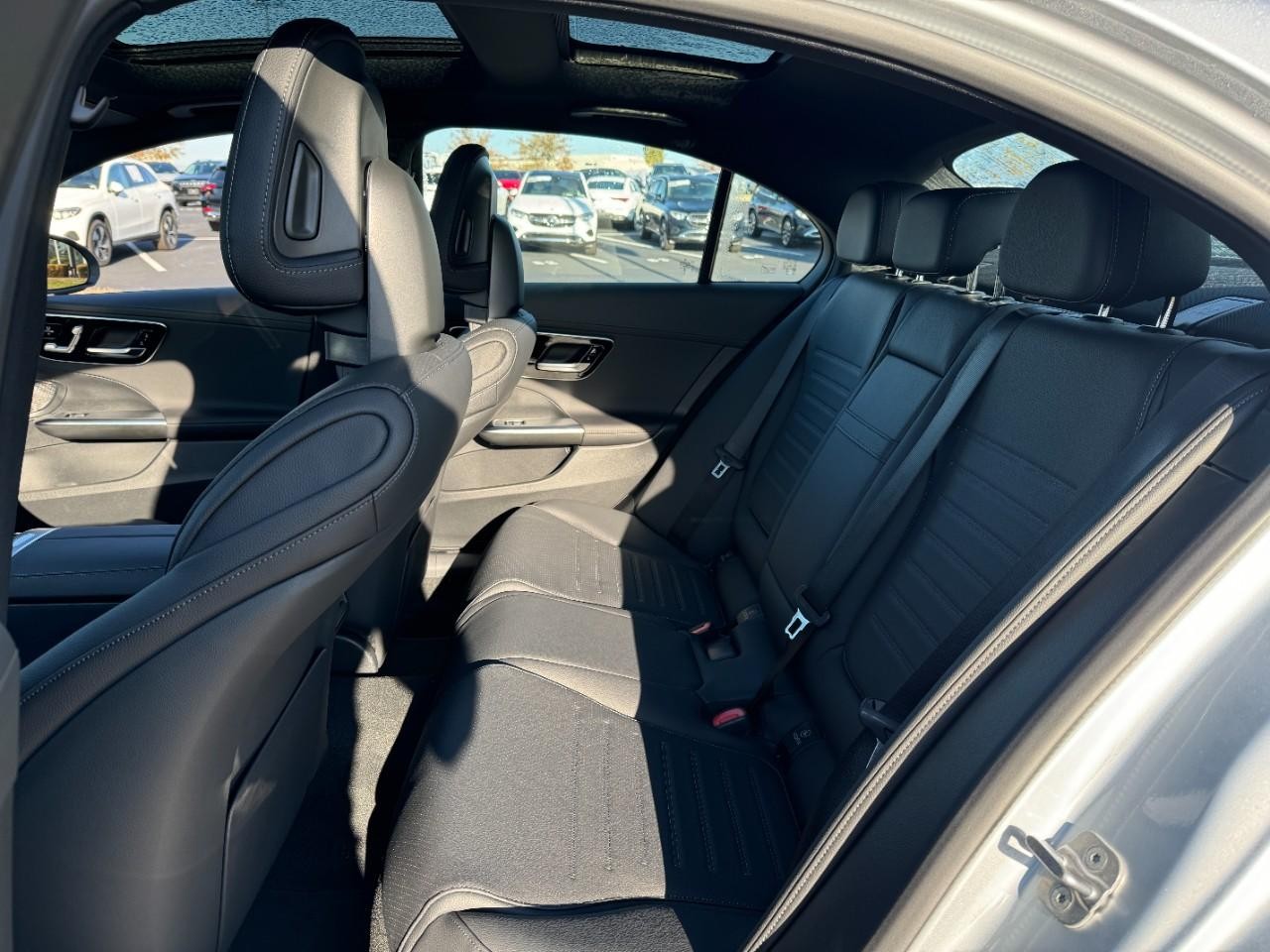 Mercedes-Benz C-Class Vehicle Full-screen Gallery Image 8