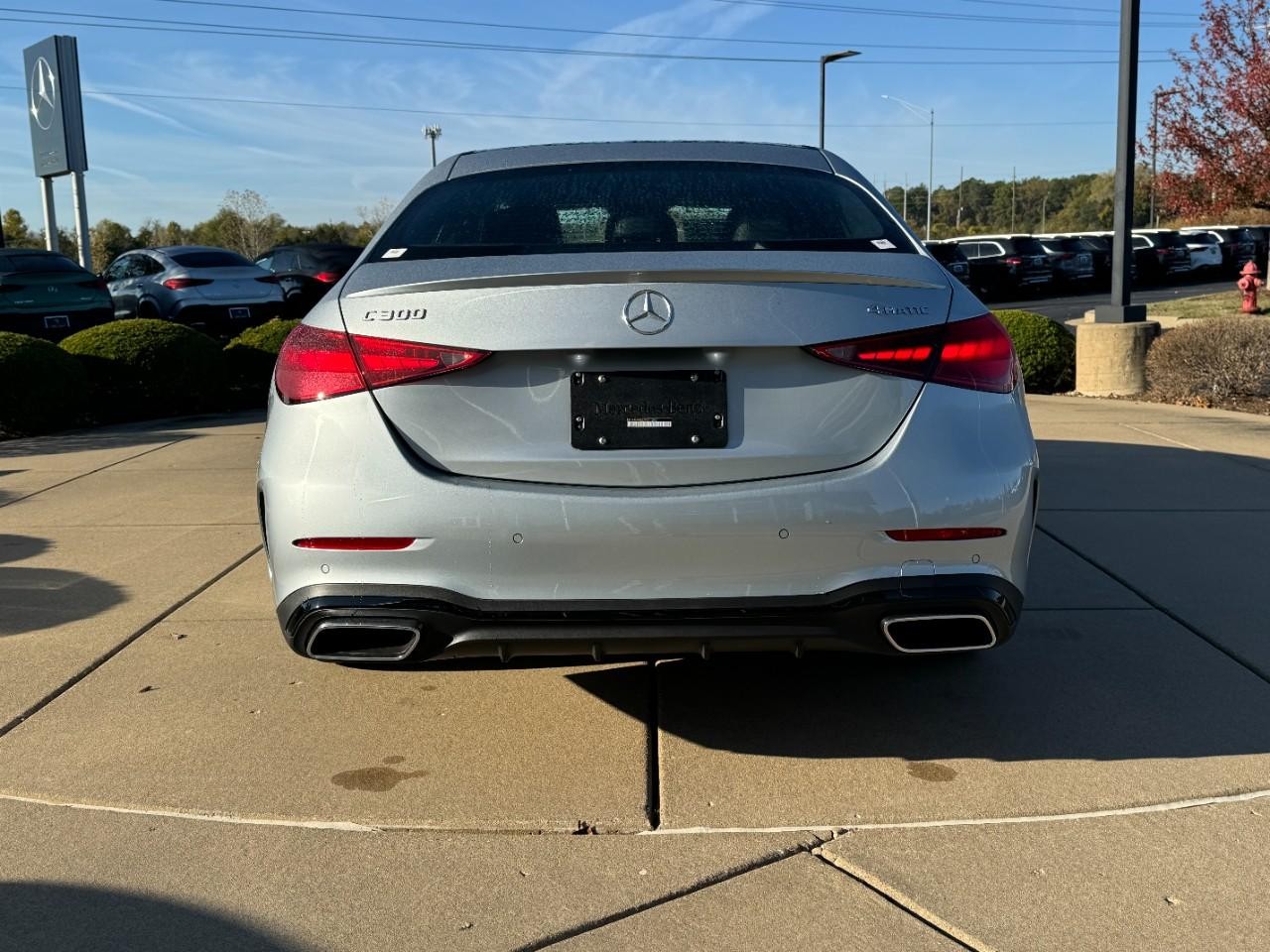 Mercedes-Benz C-Class Vehicle Full-screen Gallery Image 9