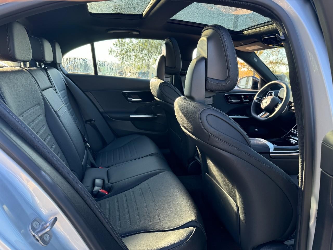 Mercedes-Benz C-Class Vehicle Full-screen Gallery Image 10