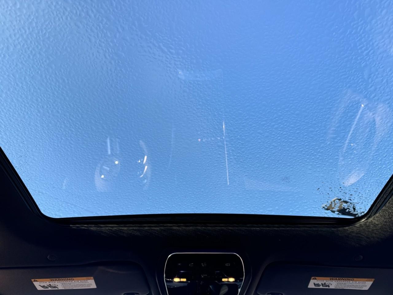 Mercedes-Benz C-Class Vehicle Full-screen Gallery Image 11