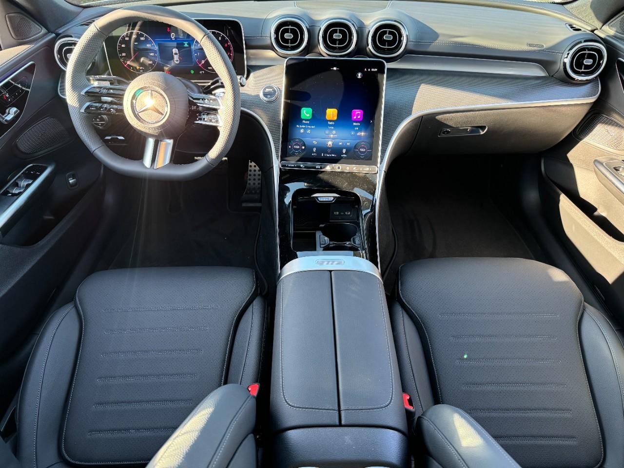 Mercedes-Benz C-Class Vehicle Full-screen Gallery Image 12