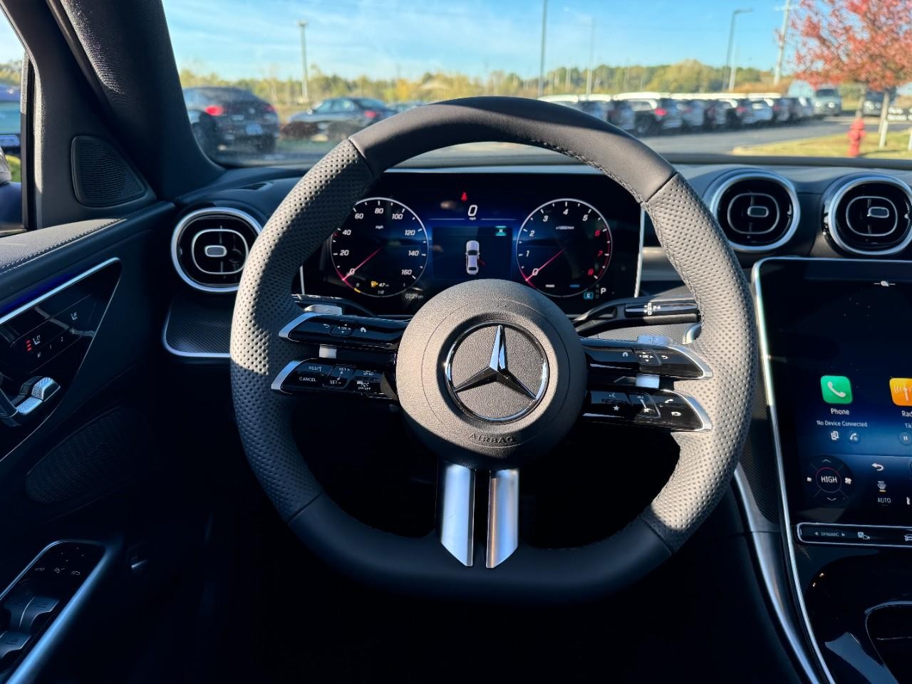 Mercedes-Benz C-Class Vehicle Full-screen Gallery Image 13