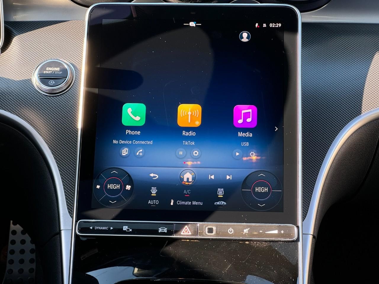 Mercedes-Benz C-Class Vehicle Full-screen Gallery Image 14