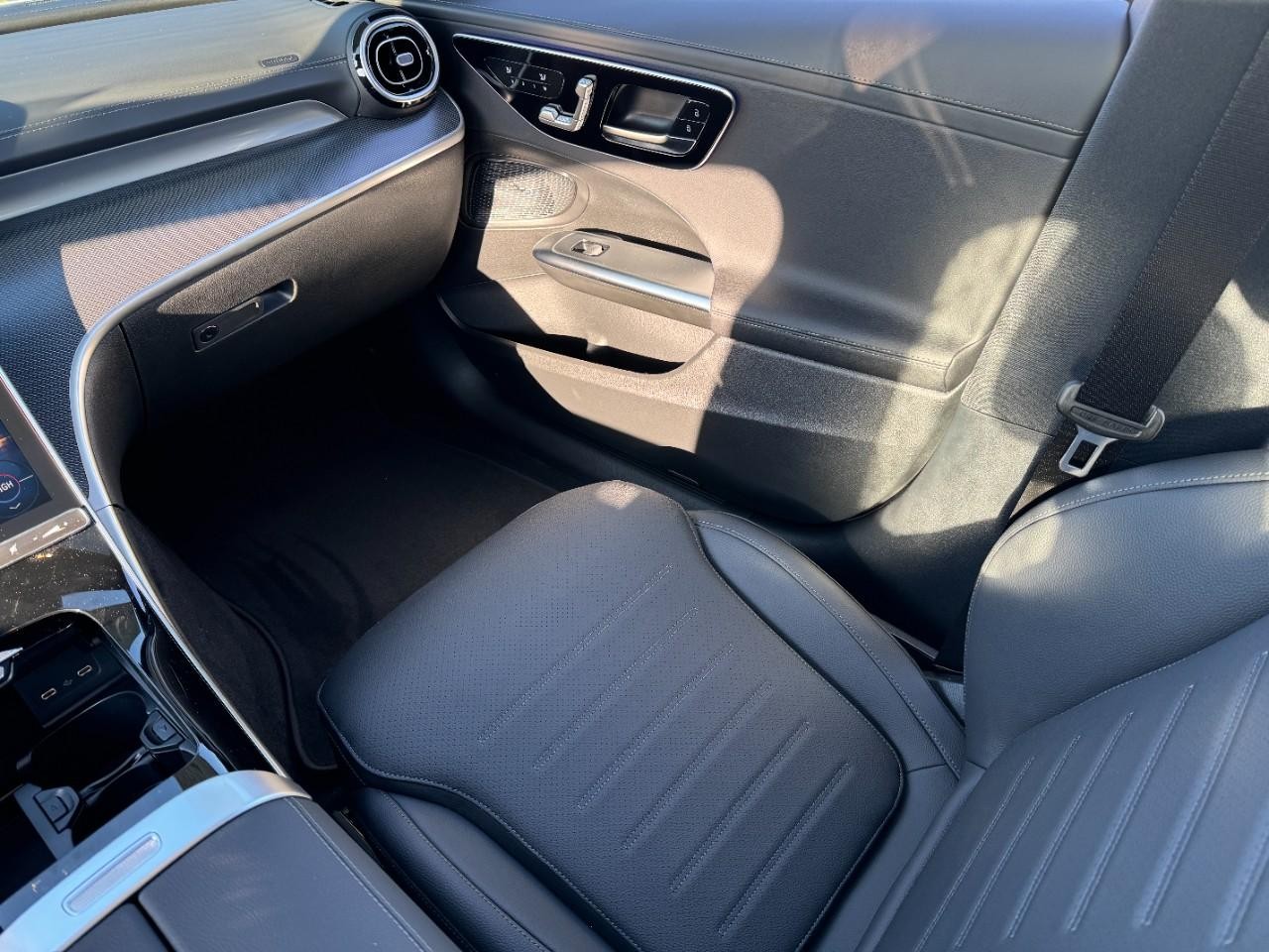 Mercedes-Benz C-Class Vehicle Full-screen Gallery Image 15