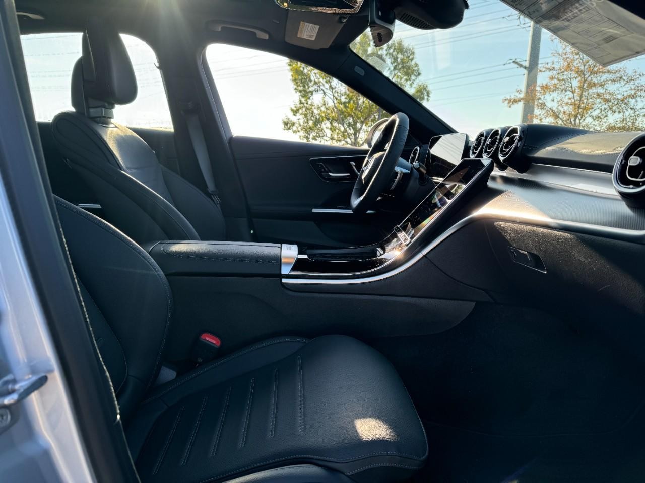 Mercedes-Benz C-Class Vehicle Full-screen Gallery Image 16