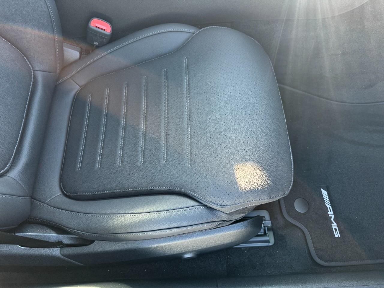 Mercedes-Benz C-Class Vehicle Full-screen Gallery Image 17