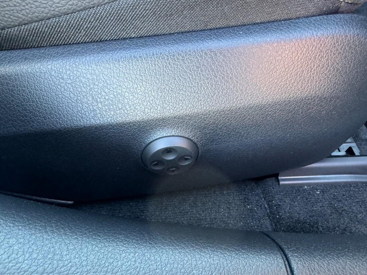 Mercedes-Benz C-Class Vehicle Full-screen Gallery Image 18