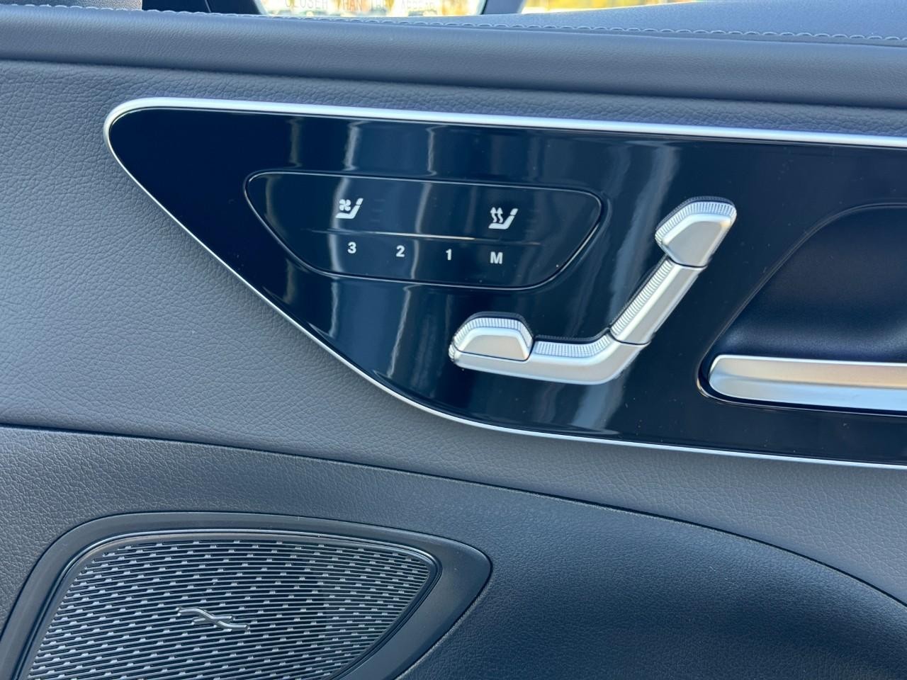 Mercedes-Benz C-Class Vehicle Full-screen Gallery Image 19