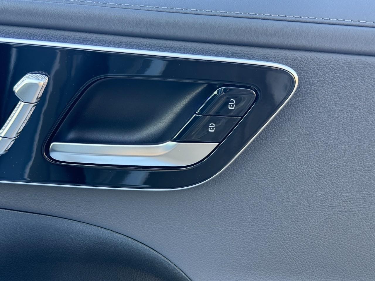 Mercedes-Benz C-Class Vehicle Full-screen Gallery Image 20