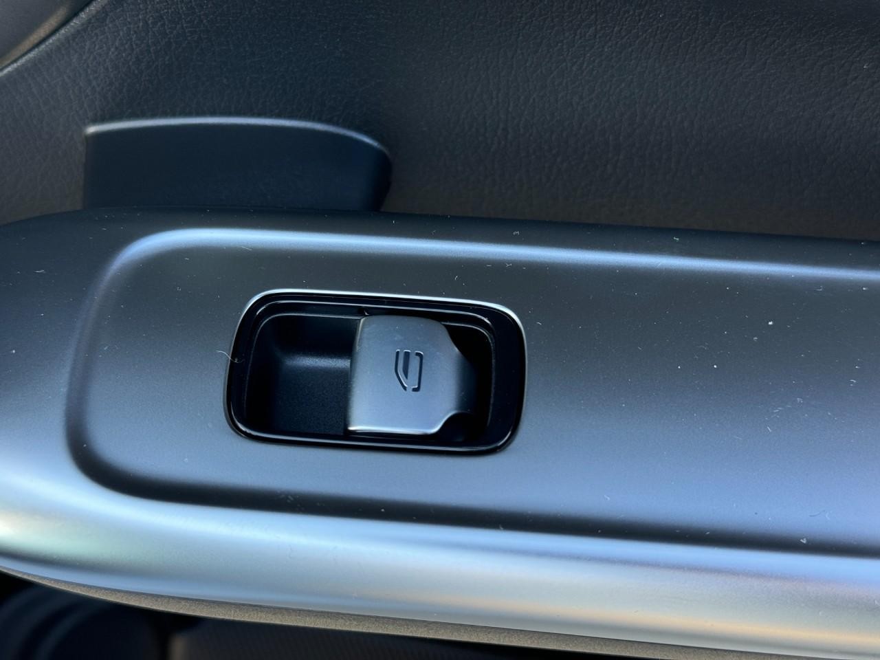 Mercedes-Benz C-Class Vehicle Full-screen Gallery Image 21