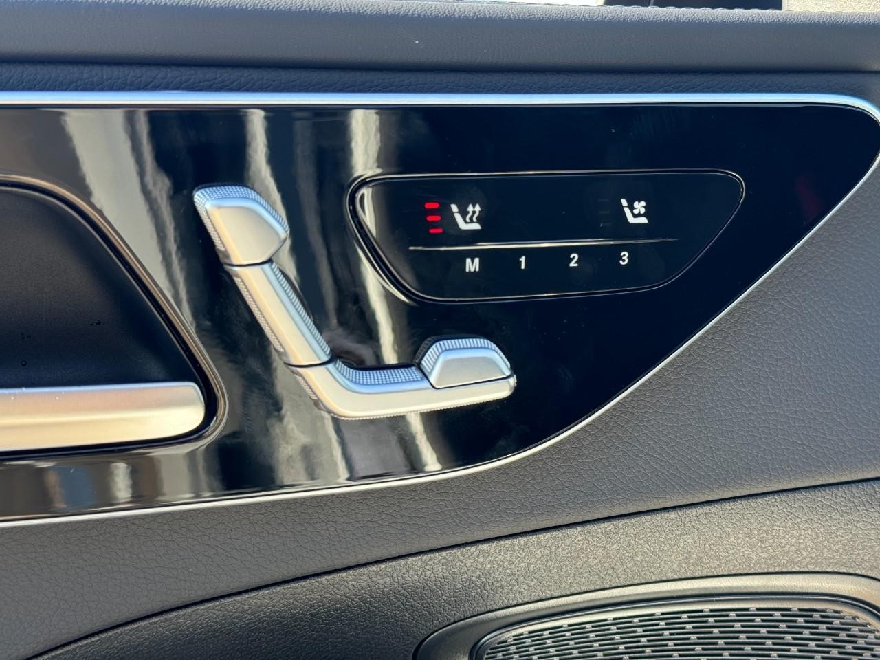 Mercedes-Benz C-Class Vehicle Full-screen Gallery Image 22