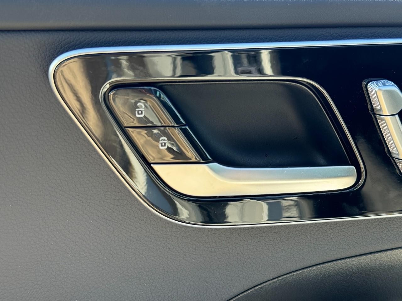 Mercedes-Benz C-Class Vehicle Full-screen Gallery Image 23