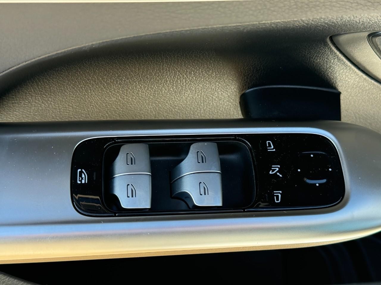 Mercedes-Benz C-Class Vehicle Full-screen Gallery Image 24