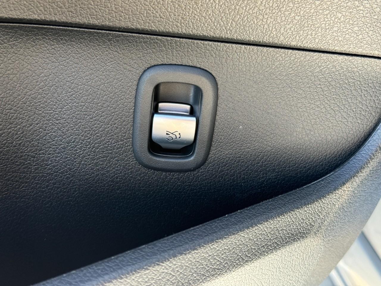 Mercedes-Benz C-Class Vehicle Full-screen Gallery Image 25