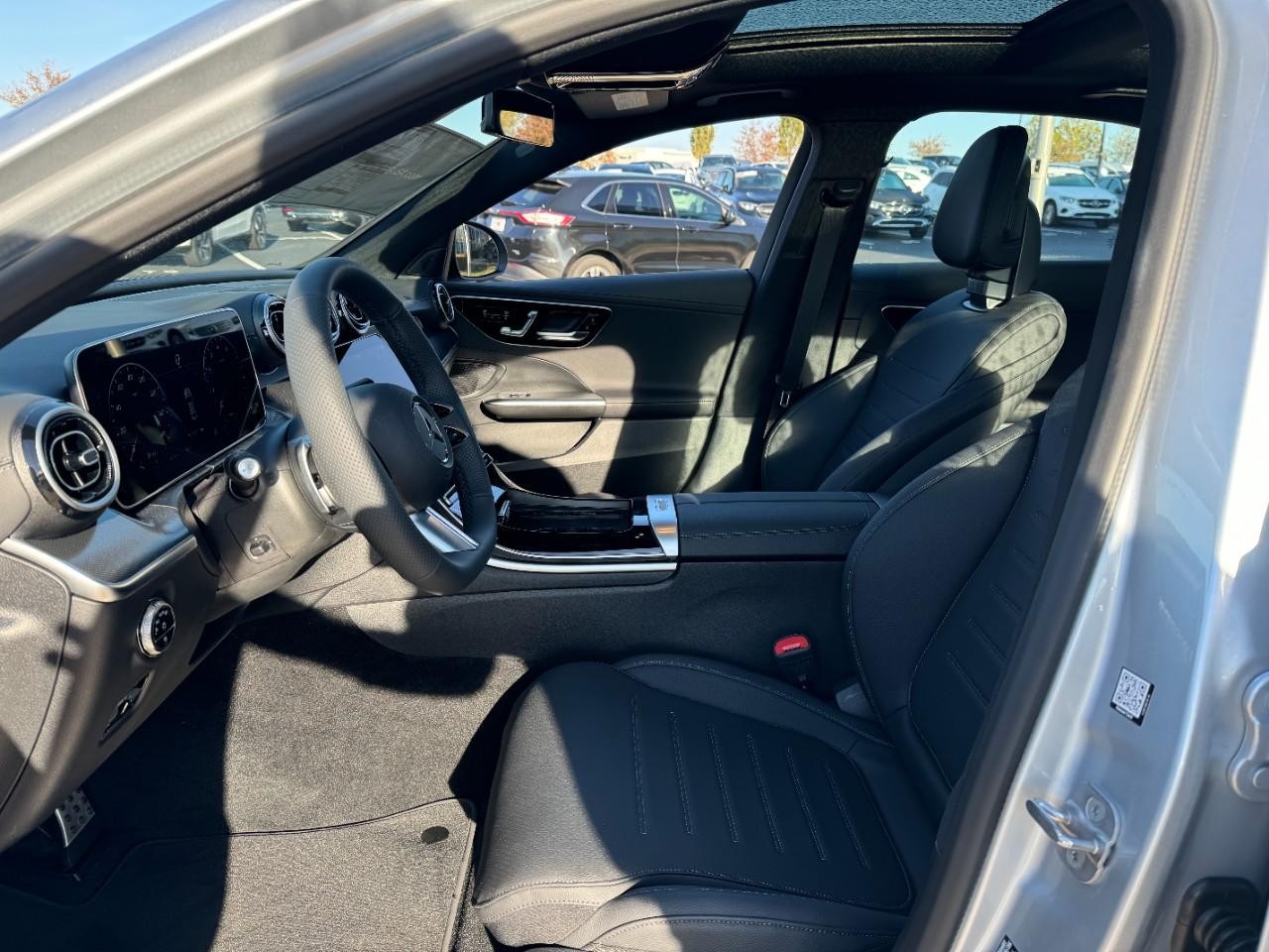 Mercedes-Benz C-Class Vehicle Full-screen Gallery Image 26