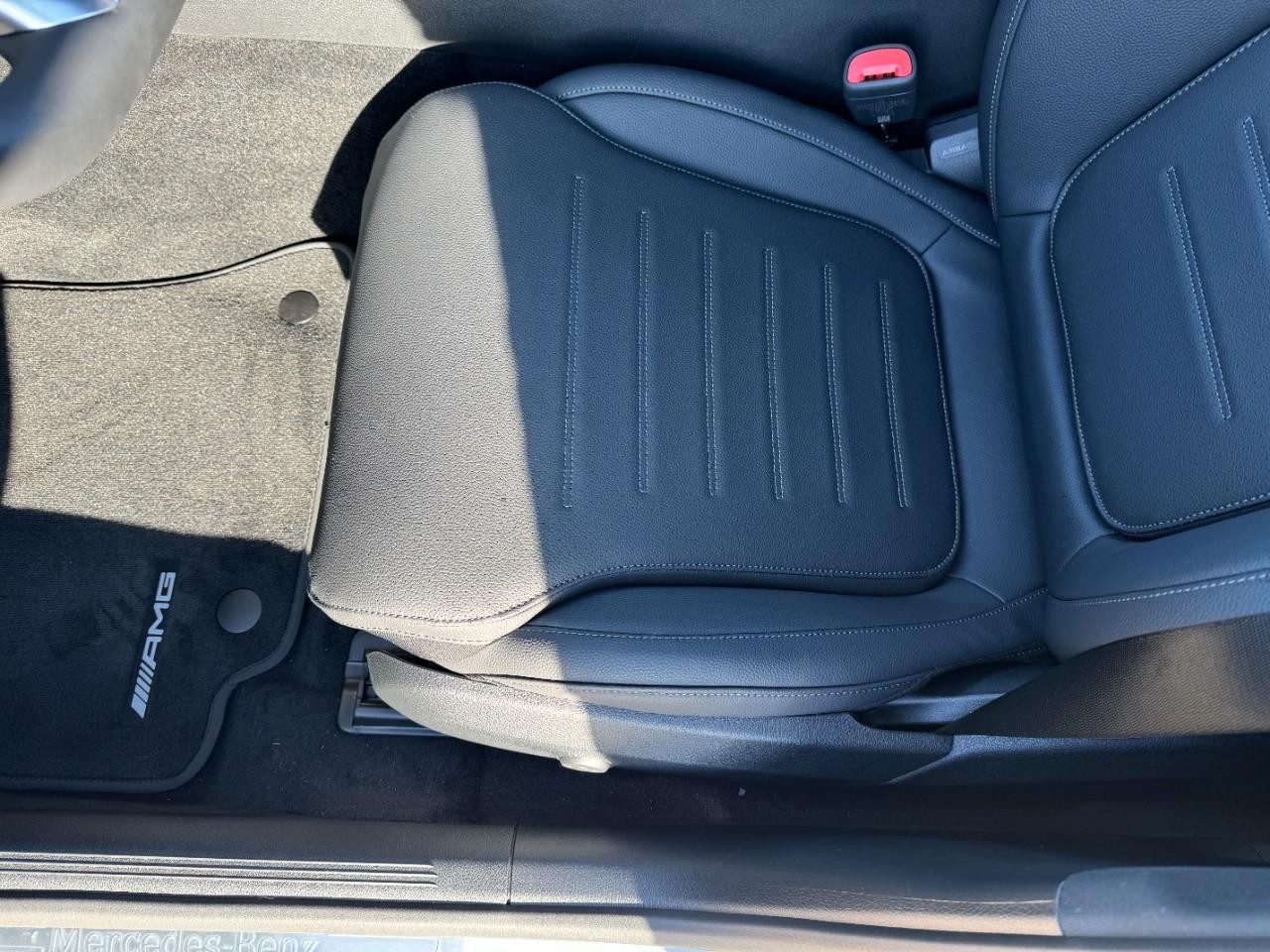 Mercedes-Benz C-Class Vehicle Full-screen Gallery Image 27