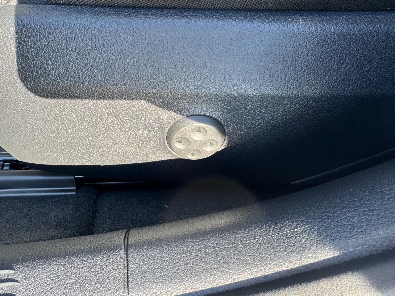 Mercedes-Benz C-Class Vehicle Full-screen Gallery Image 28