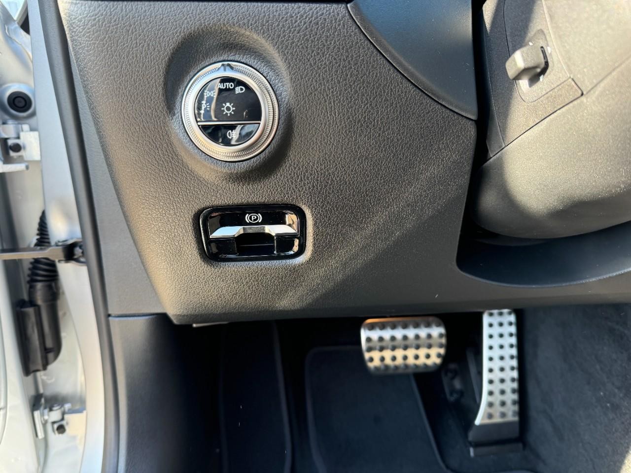 Mercedes-Benz C-Class Vehicle Full-screen Gallery Image 29