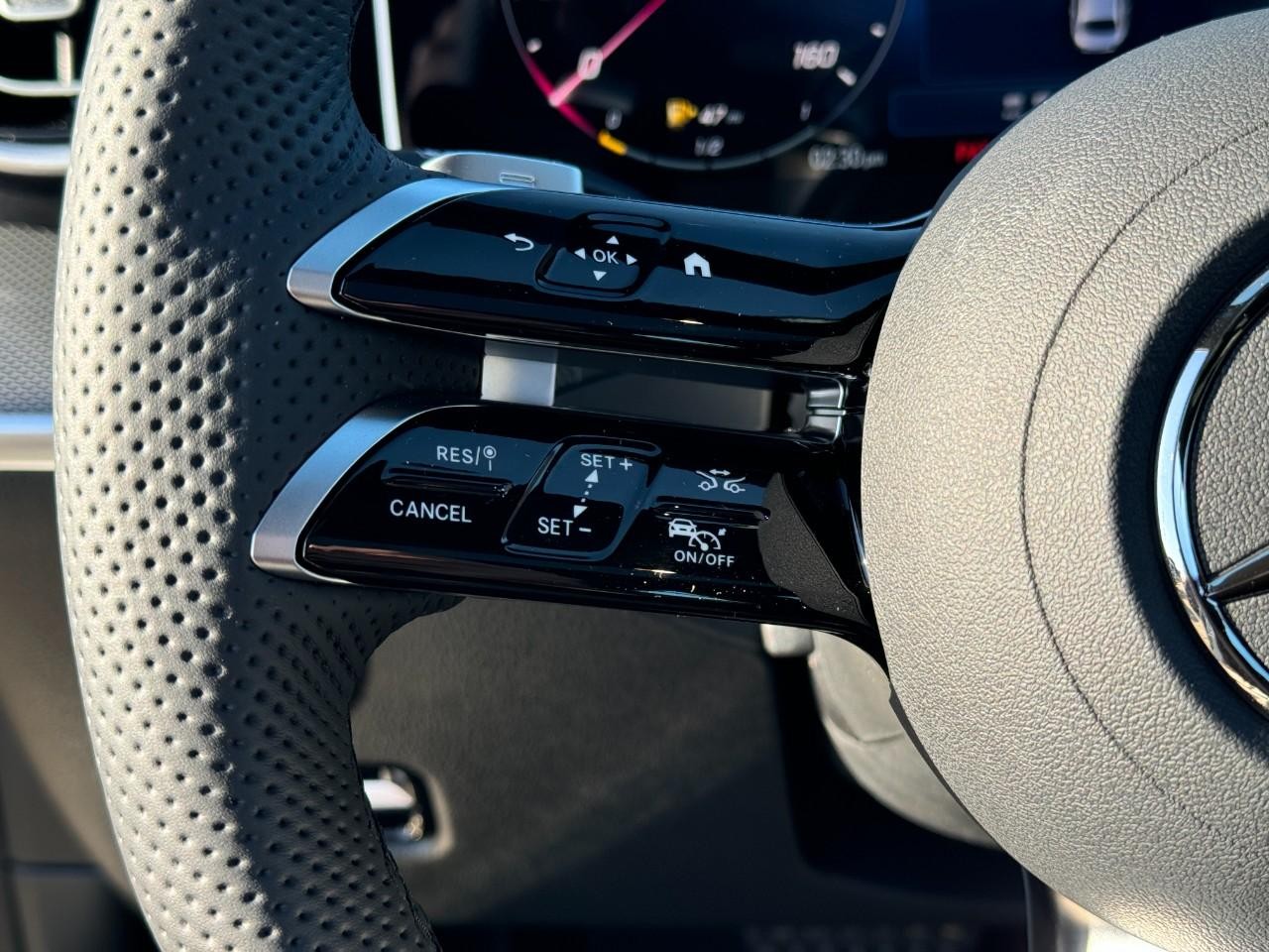 Mercedes-Benz C-Class Vehicle Full-screen Gallery Image 30