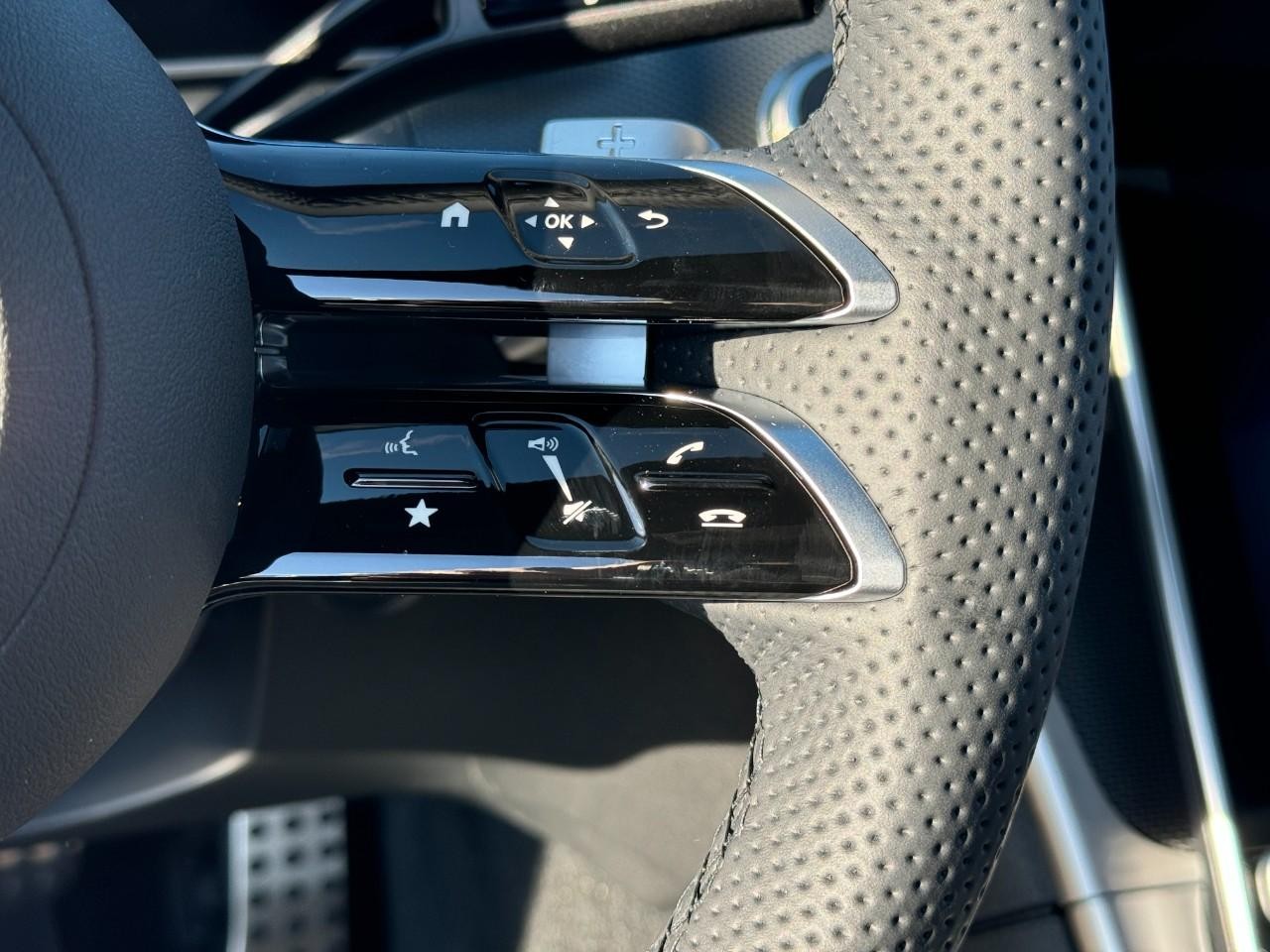 Mercedes-Benz C-Class Vehicle Full-screen Gallery Image 31