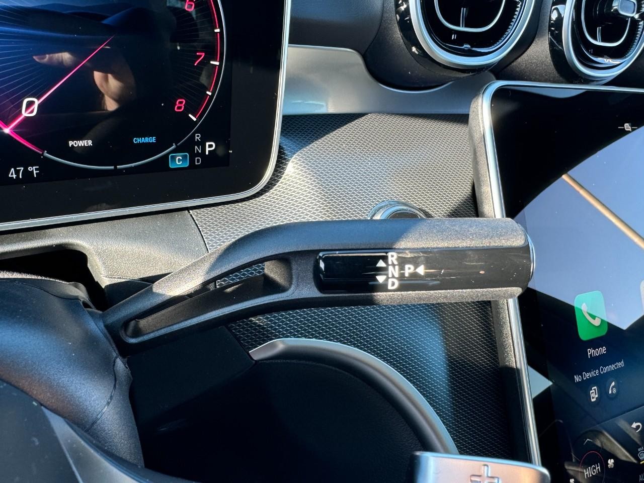 Mercedes-Benz C-Class Vehicle Full-screen Gallery Image 33