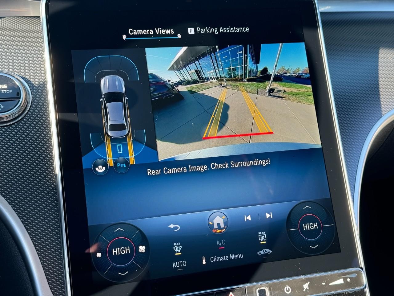 Mercedes-Benz C-Class Vehicle Full-screen Gallery Image 34