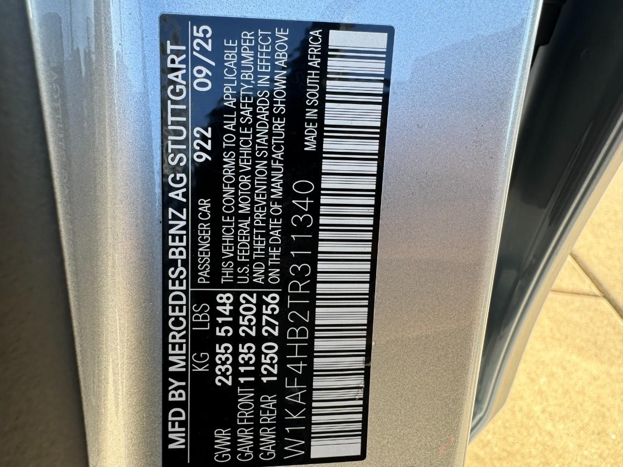 Mercedes-Benz C-Class Vehicle Full-screen Gallery Image 35