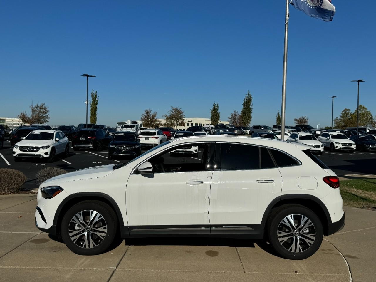 Mercedes-Benz GLA Vehicle Full-screen Gallery Image 2