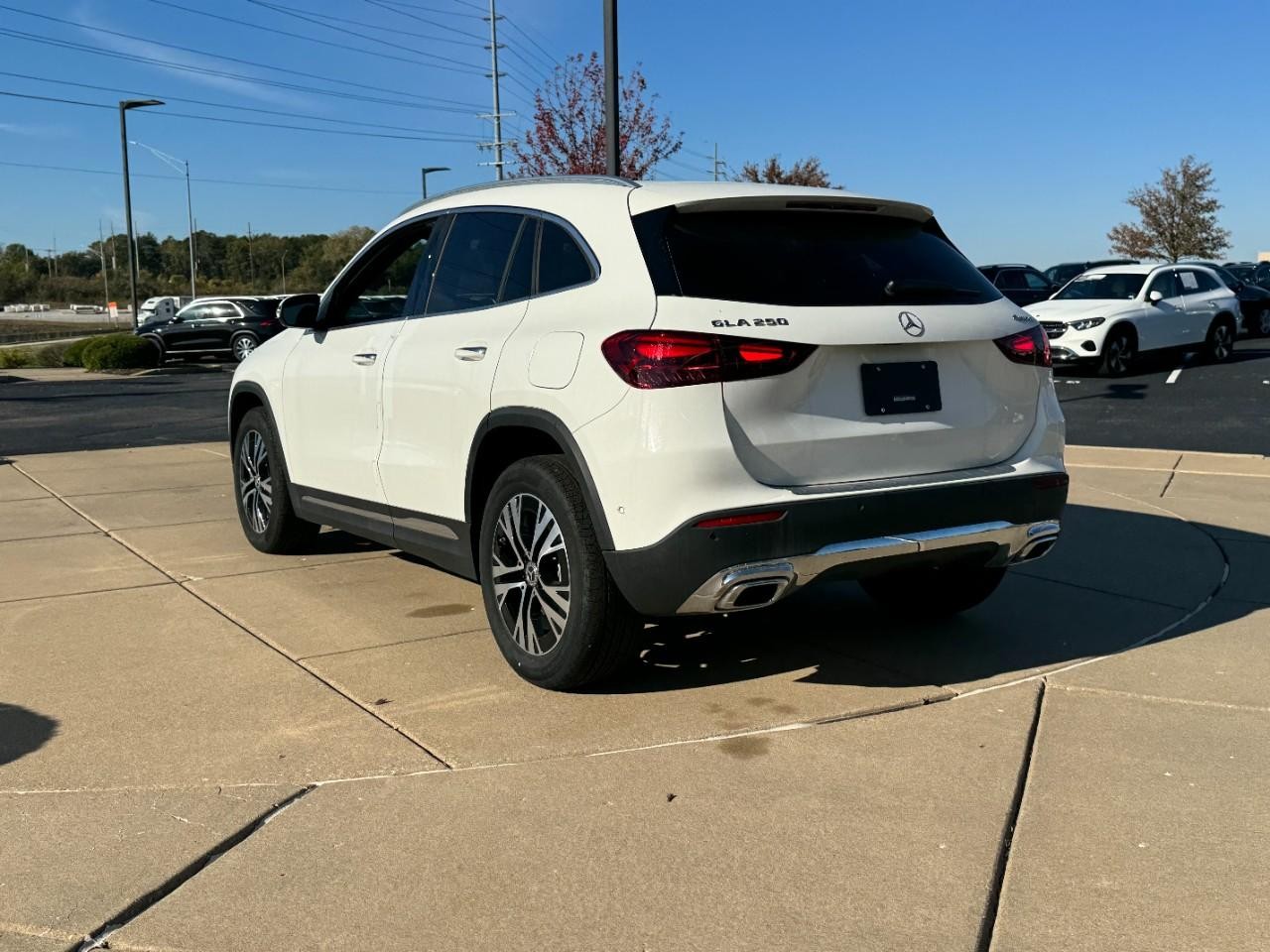 Mercedes-Benz GLA Vehicle Full-screen Gallery Image 3