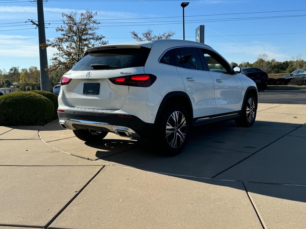 Mercedes-Benz GLA Vehicle Full-screen Gallery Image 4