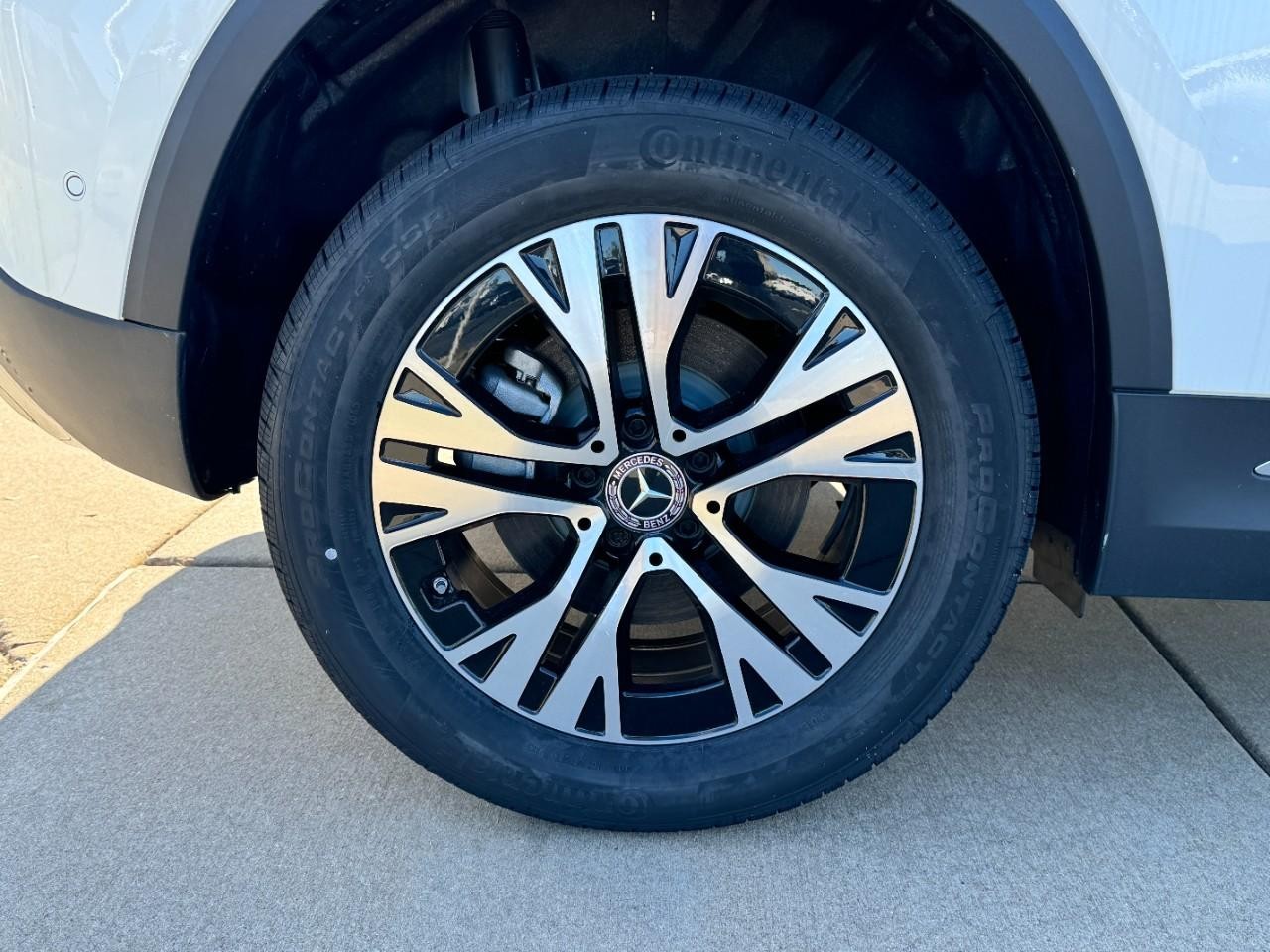 Mercedes-Benz GLA Vehicle Full-screen Gallery Image 5