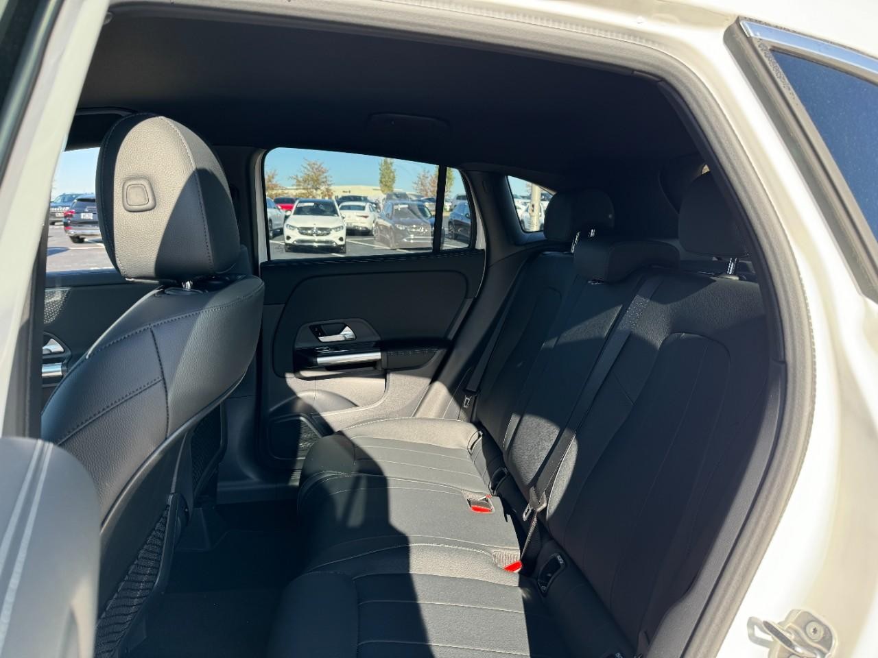 Mercedes-Benz GLA Vehicle Full-screen Gallery Image 8