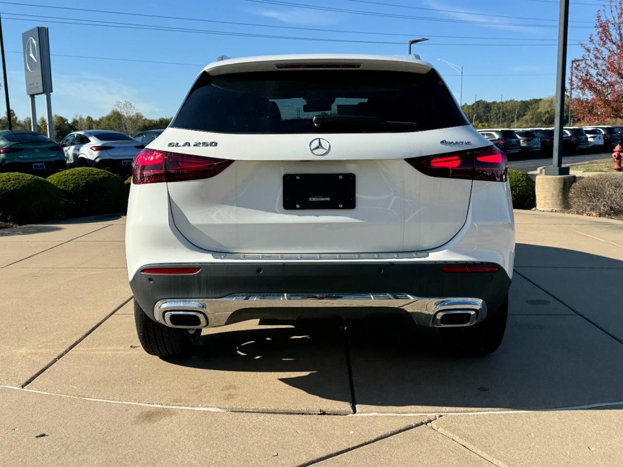 Mercedes-Benz GLA Vehicle Full-screen Gallery Image 9