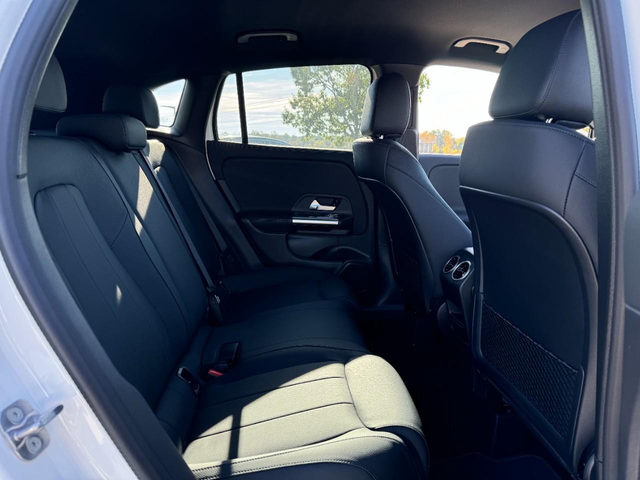 Mercedes-Benz GLA Vehicle Full-screen Gallery Image 10