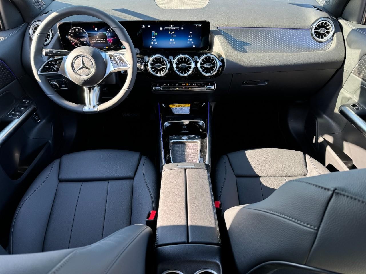 Mercedes-Benz GLA Vehicle Full-screen Gallery Image 11
