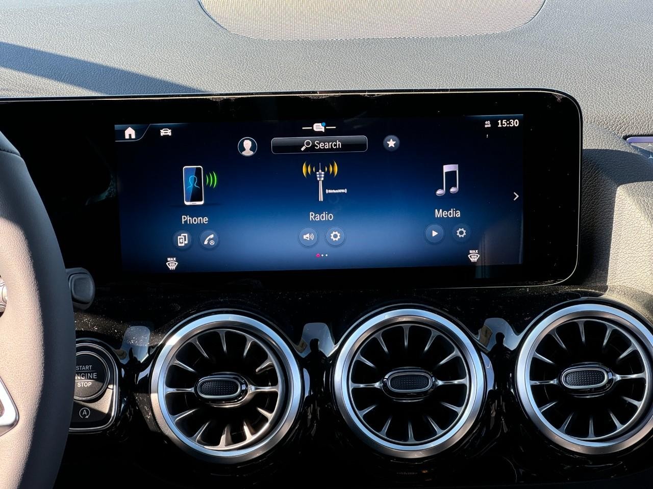 Mercedes-Benz GLA Vehicle Full-screen Gallery Image 13