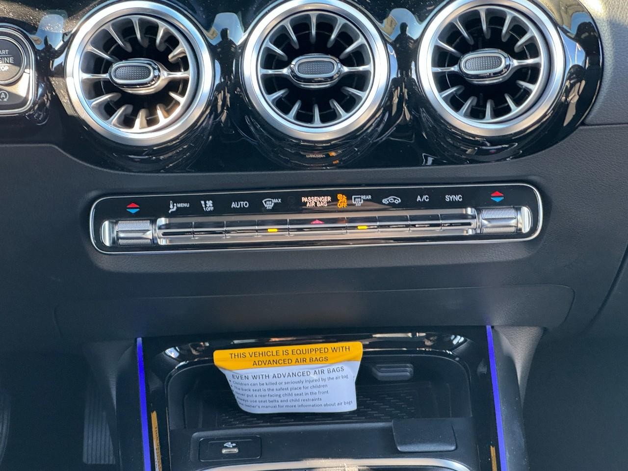 Mercedes-Benz GLA Vehicle Full-screen Gallery Image 14