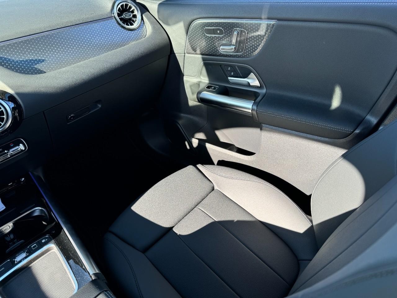 Mercedes-Benz GLA Vehicle Full-screen Gallery Image 15