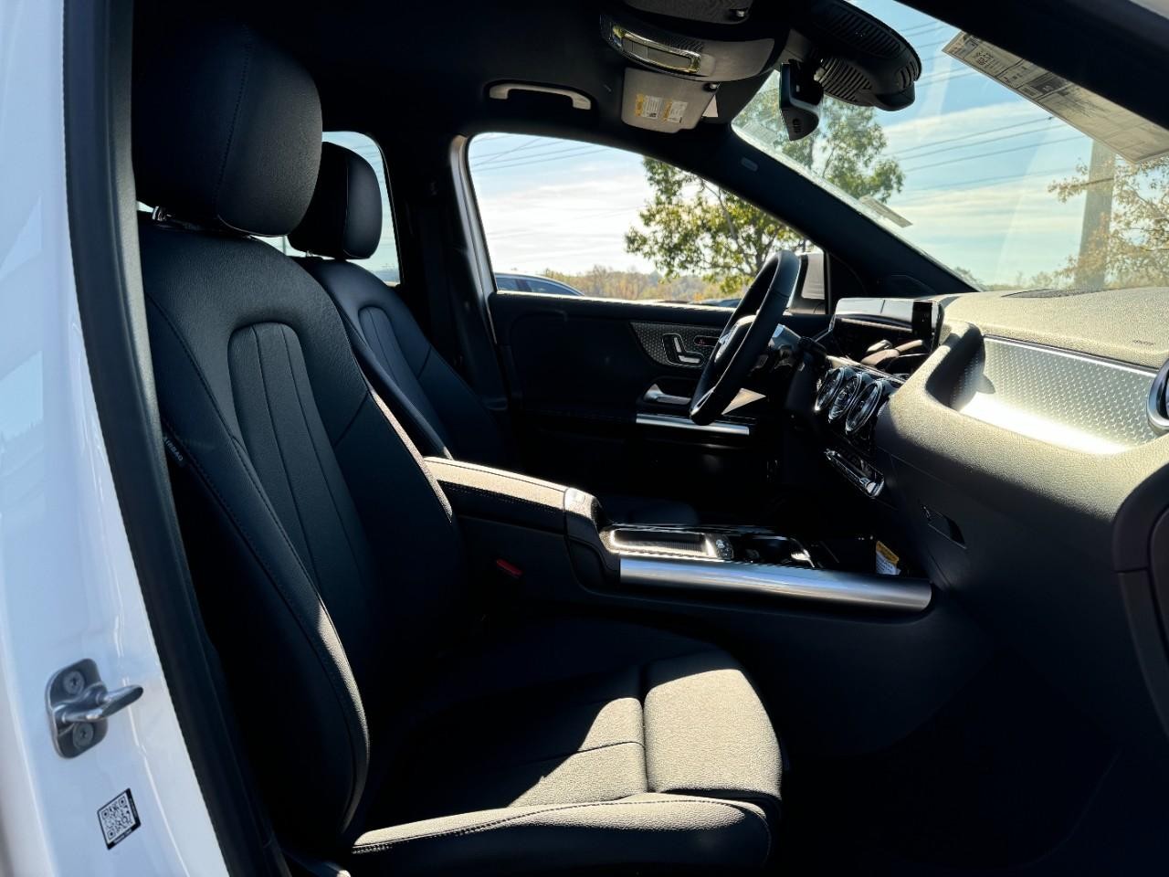 Mercedes-Benz GLA Vehicle Full-screen Gallery Image 16