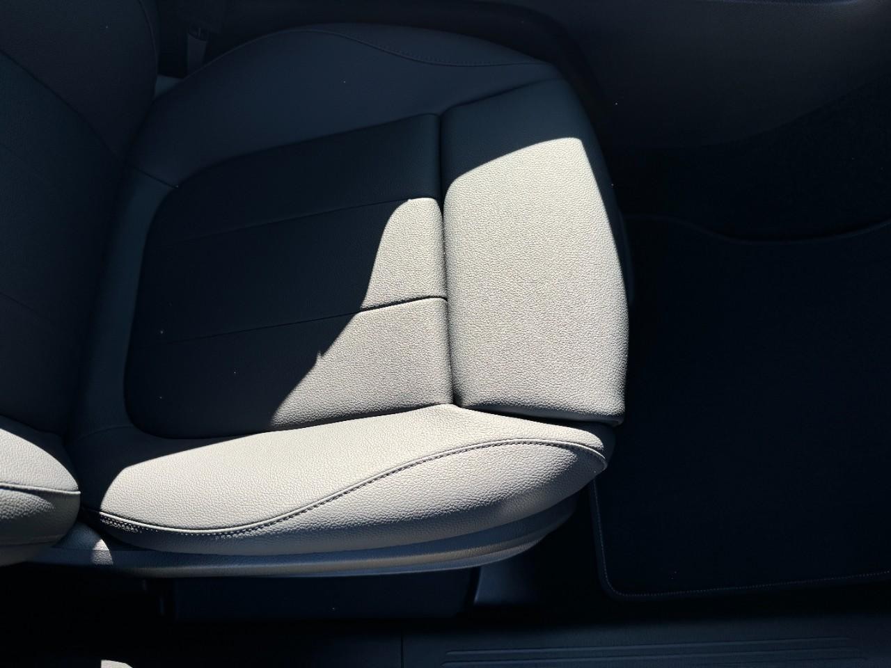 Mercedes-Benz GLA Vehicle Full-screen Gallery Image 17